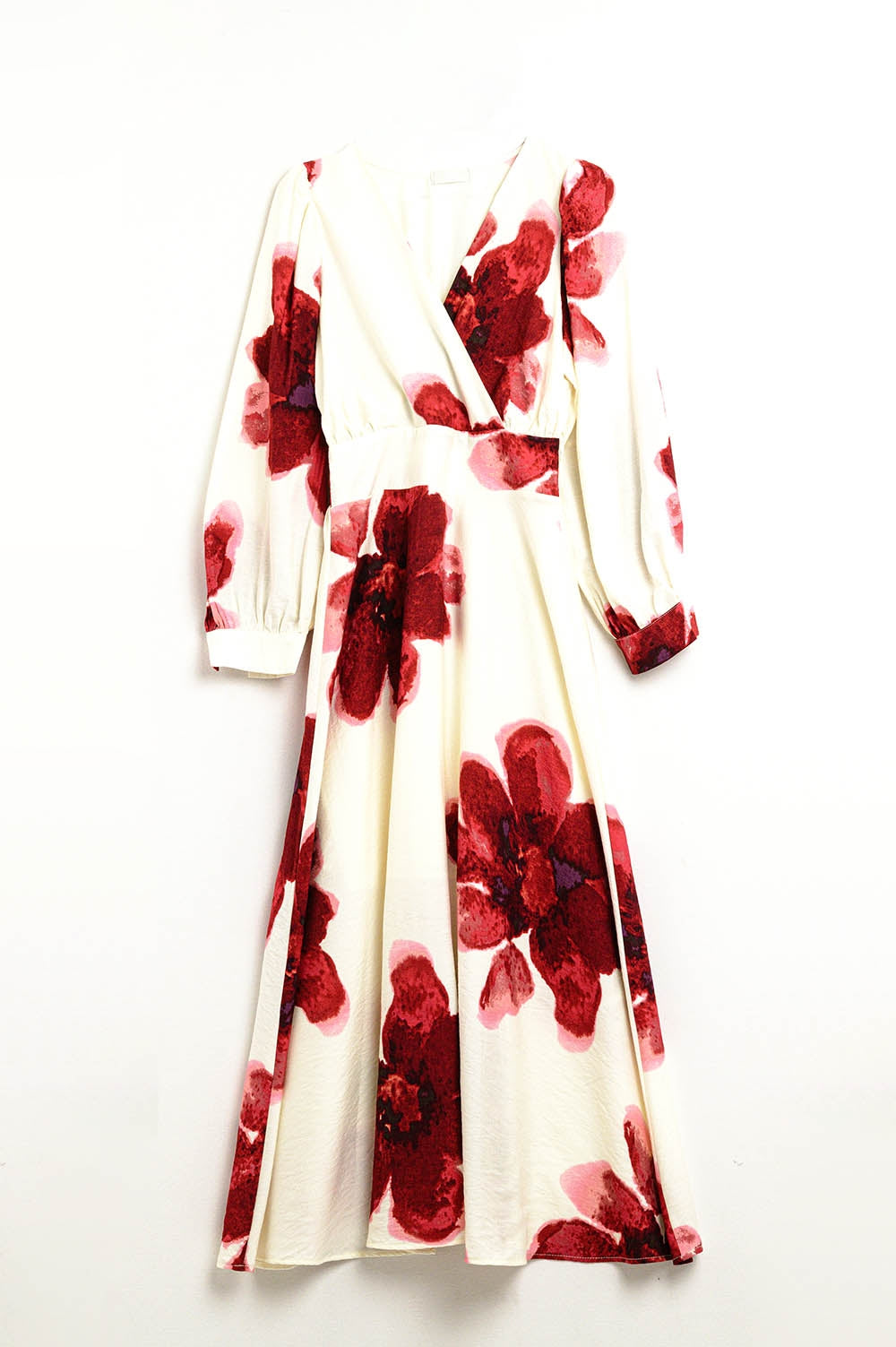 Vestido midi bege transpassado com estampa floral tropical vermelha e mangas compridas