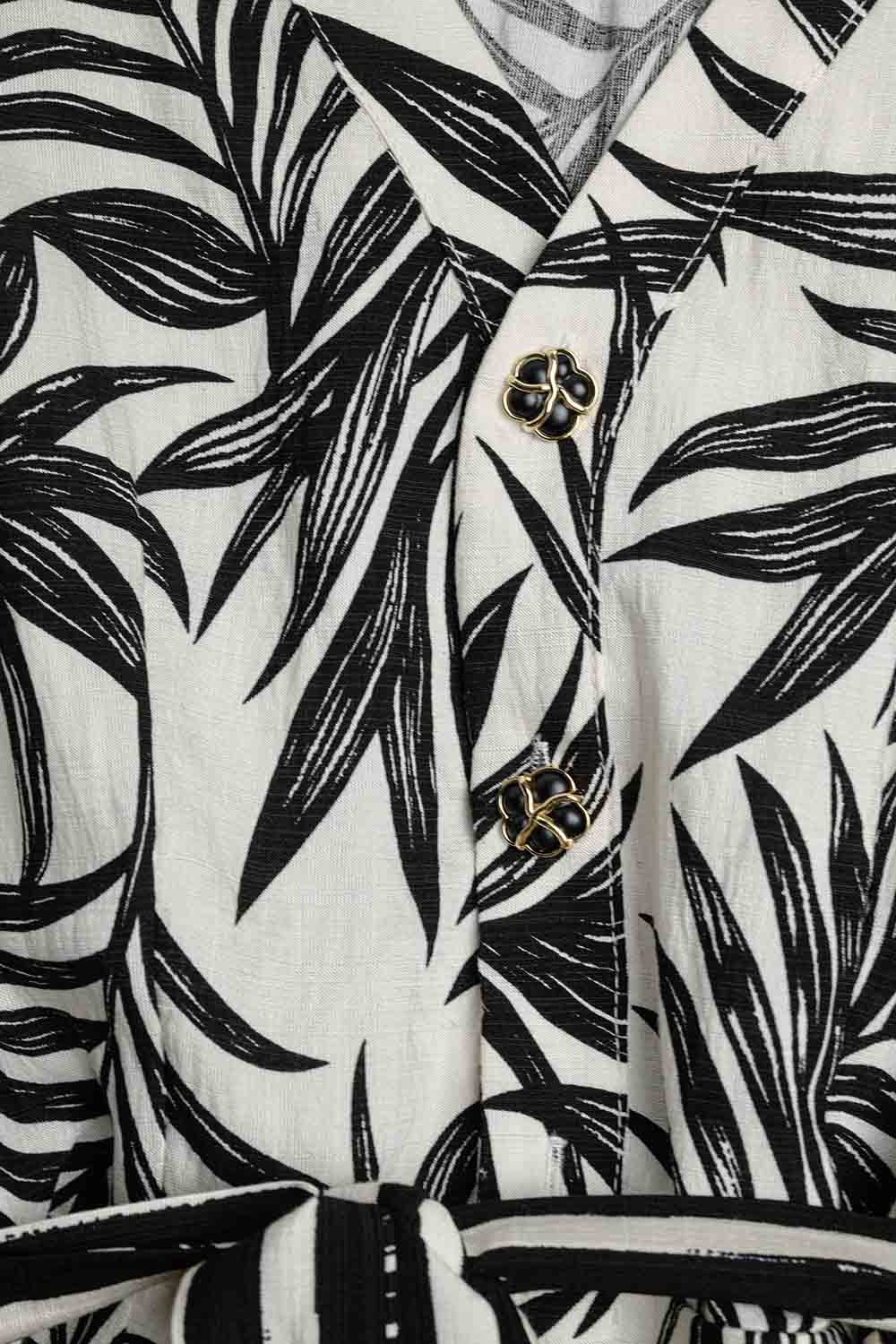 Macacão de Manga Curta com Motivo Tropical em preto e branco