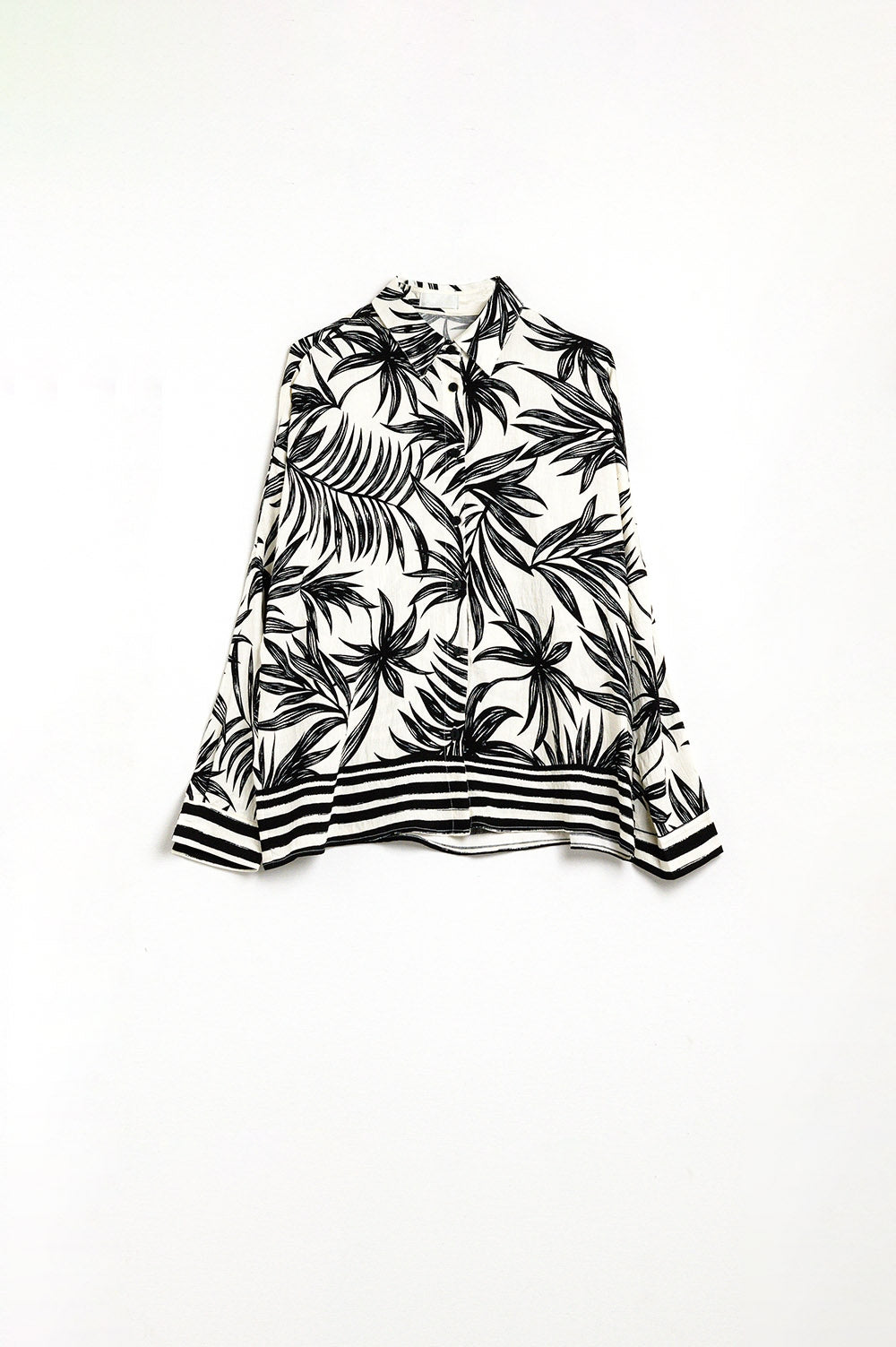 Blusa Relaxada com Motivo Tropical em Preto e Branco