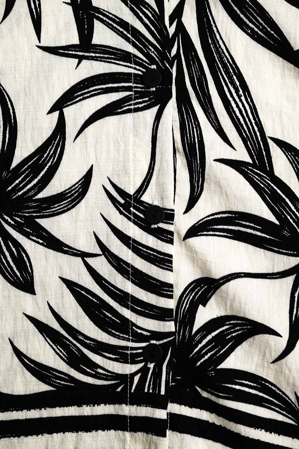 Blusa Relaxada com Motivo Tropical em Preto e Branco