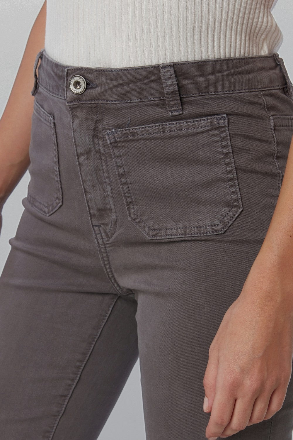 Calças de ganga skinny cinzentas escuras com pormenor de bolso à frente