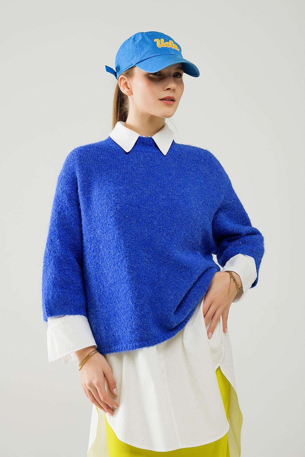 Camisola descontraída com manga francesa e gola redonda em tinta azul