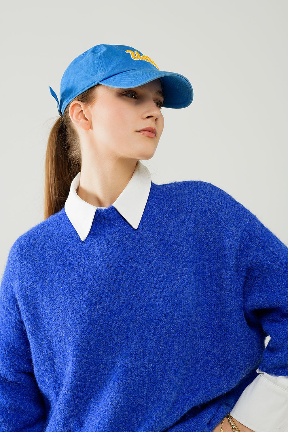 Camisola descontraída com manga francesa e gola redonda em tinta azul