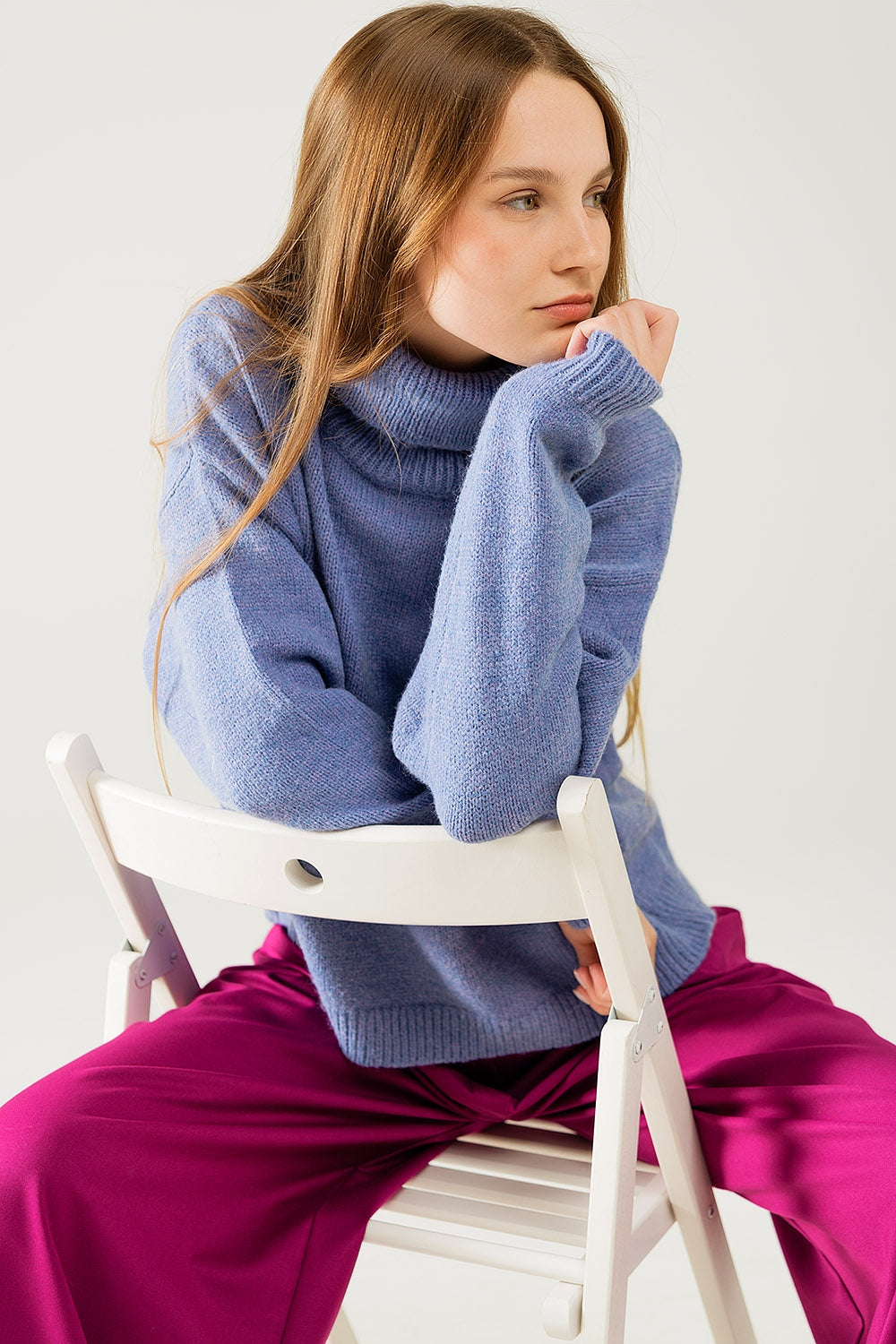 Camisola azul solta com mangas caídas