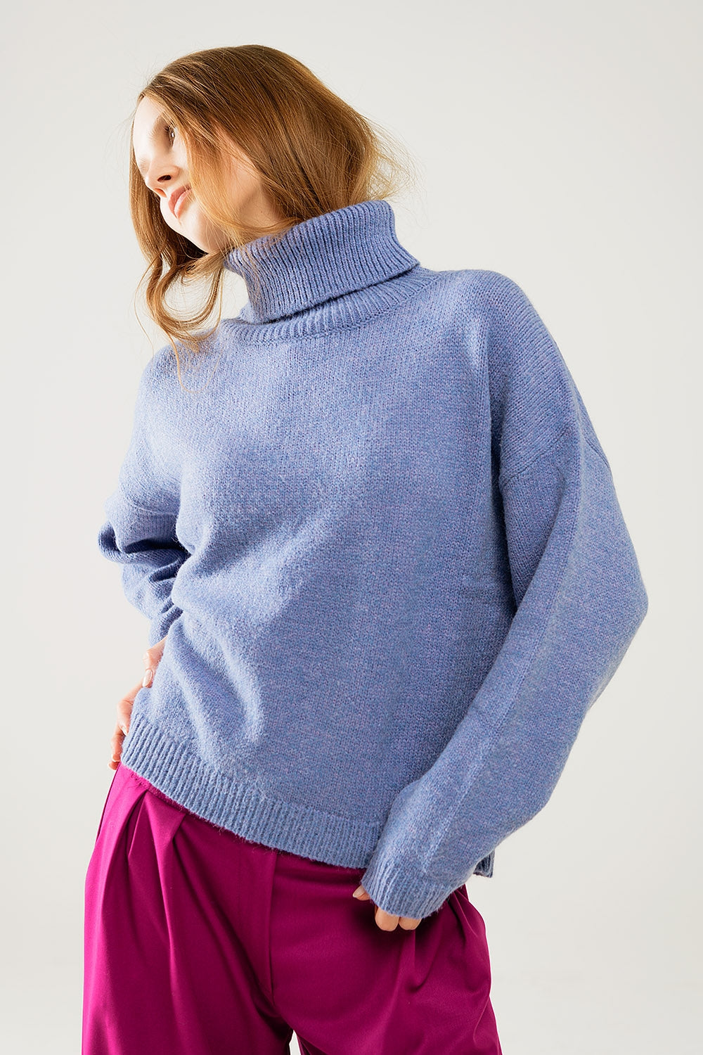 Camisola azul solta com mangas caídas