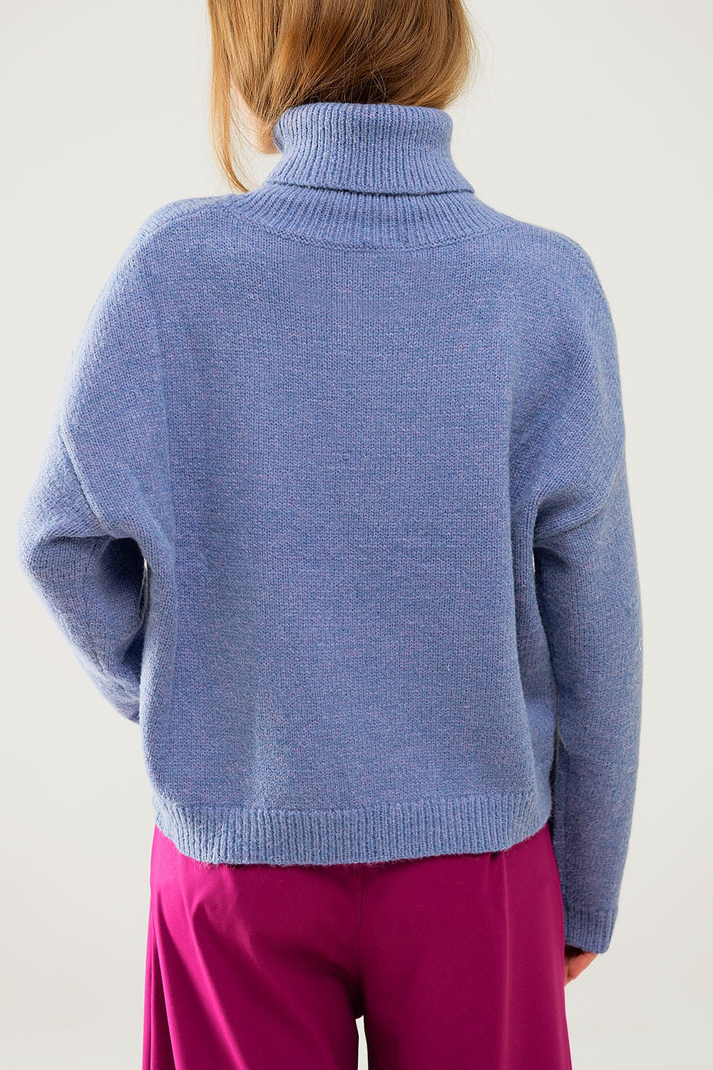 Camisola azul solta com mangas caídas