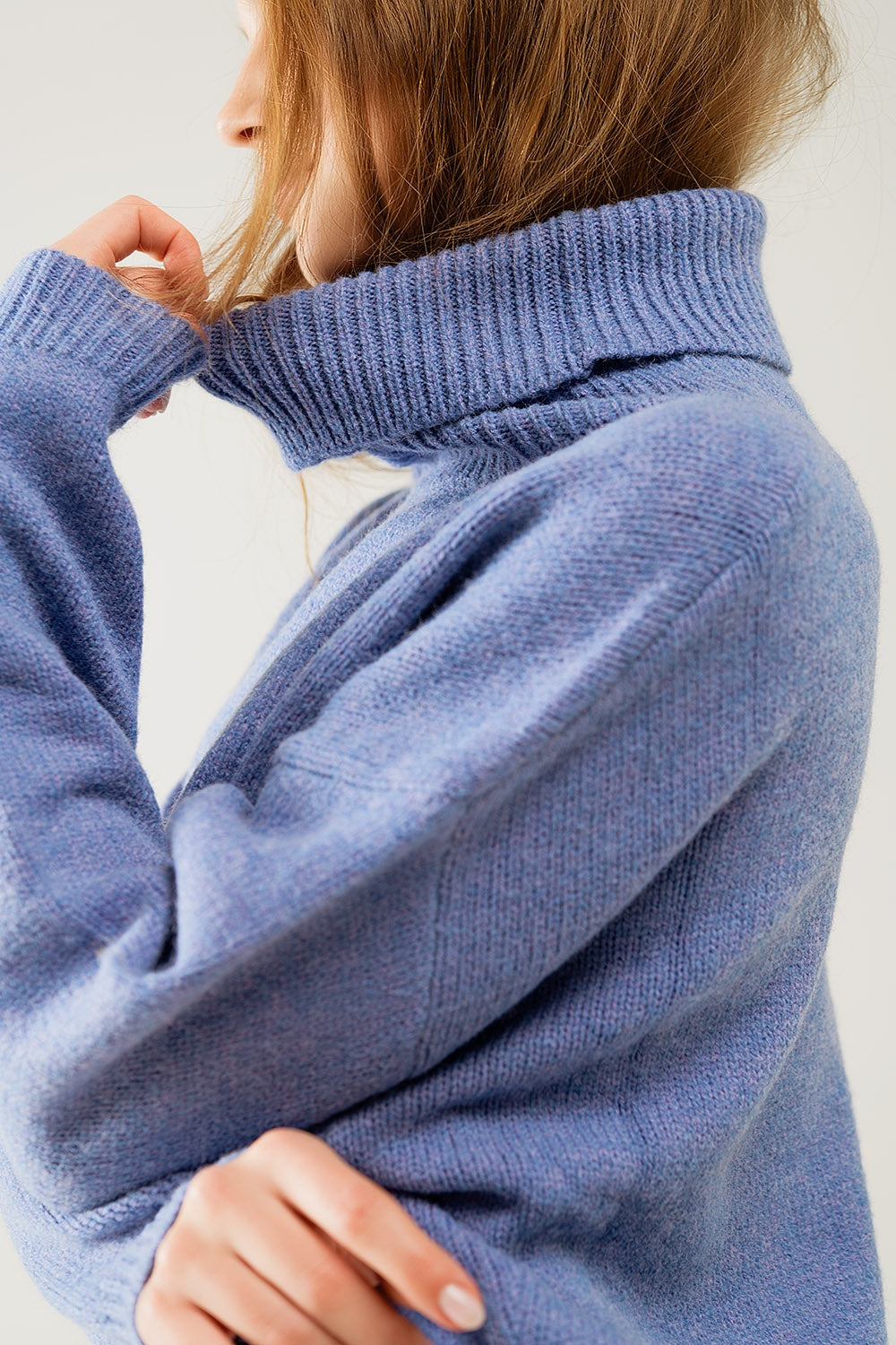 Camisola azul solta com mangas caídas