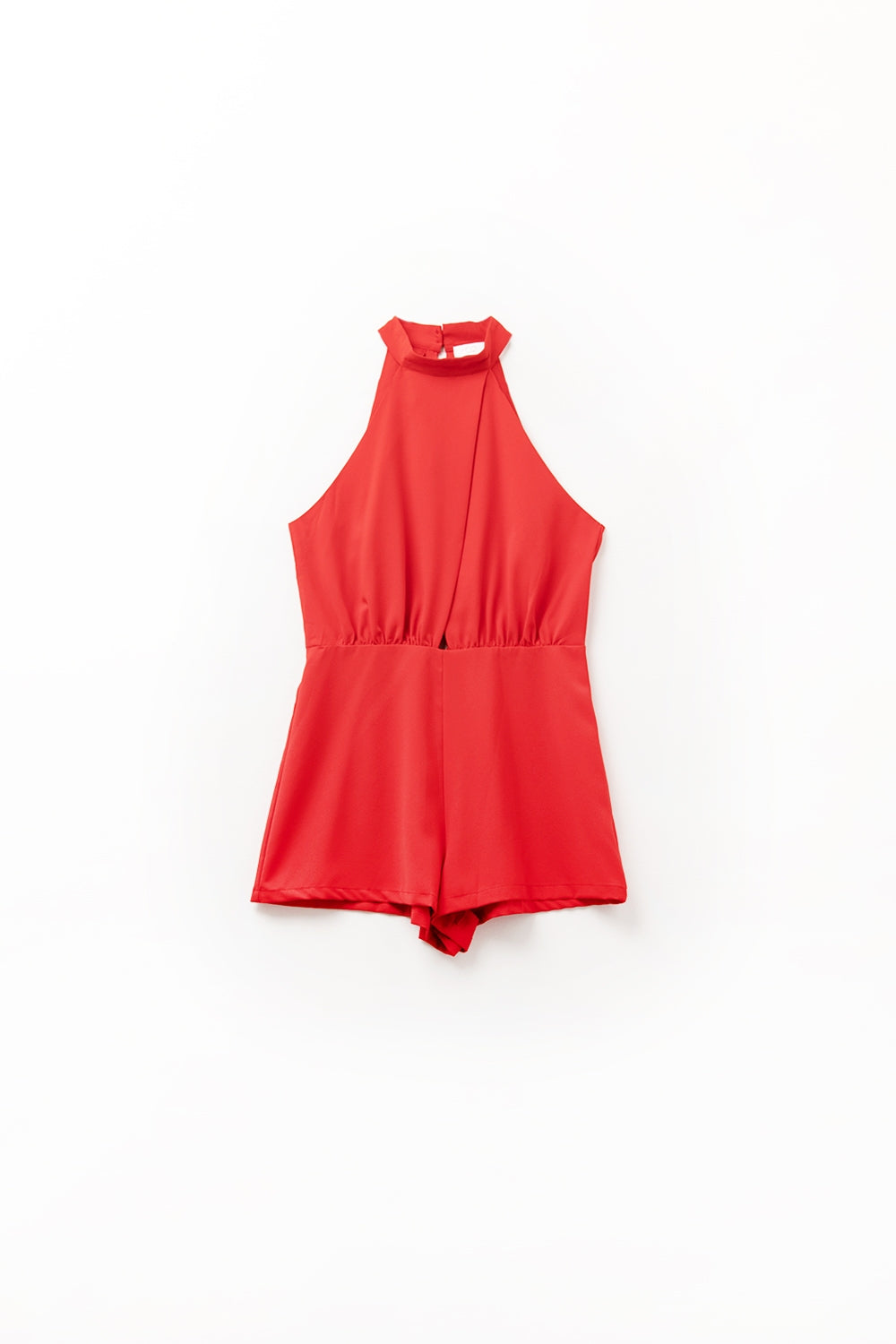 Macacão vermelho com gola alta e detalhe de prega frontal