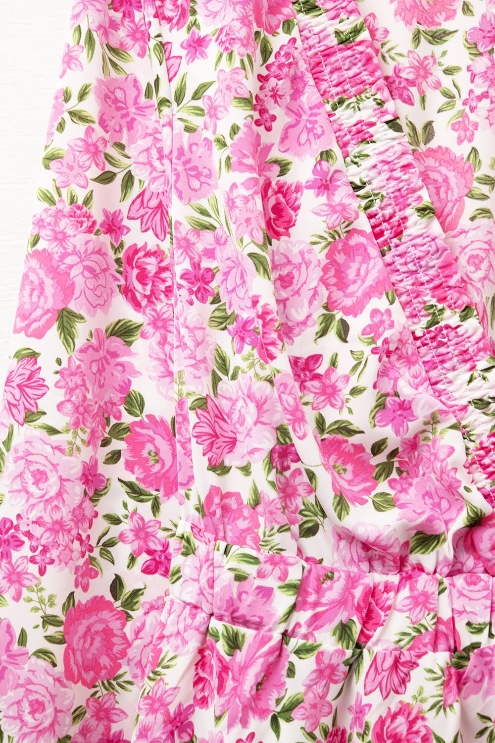 Vestido floral com decote em V com flores cor-de-rosa e pormenores verdes