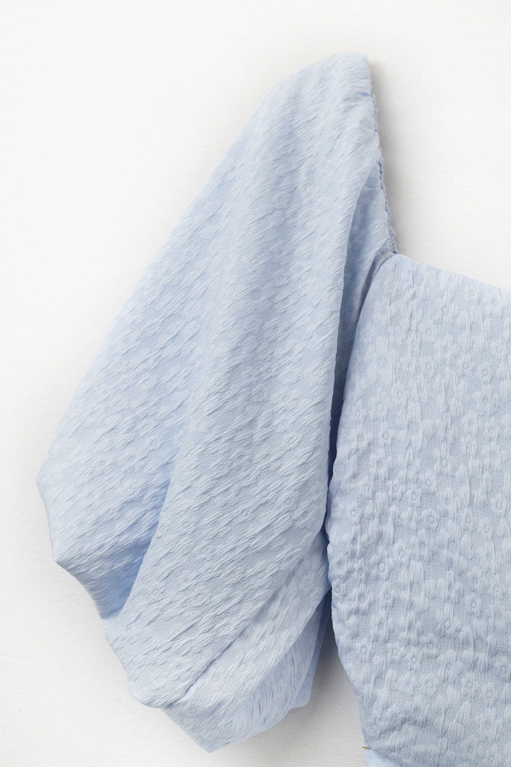 Mini vestido de manga folhada com textura em azul claro