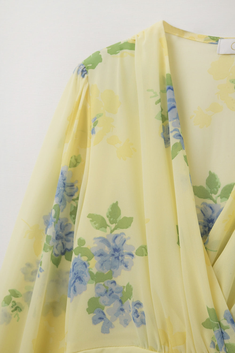 Minivestido amarelo-manteiga de primavera com folhos