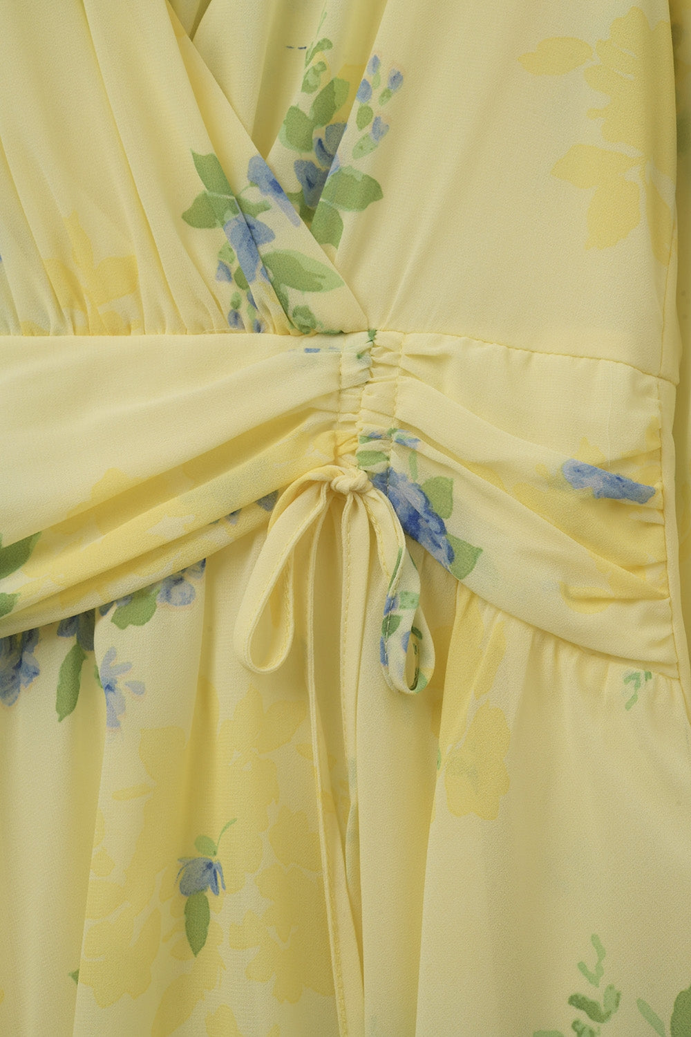 Minivestido amarelo-manteiga de primavera com folhos