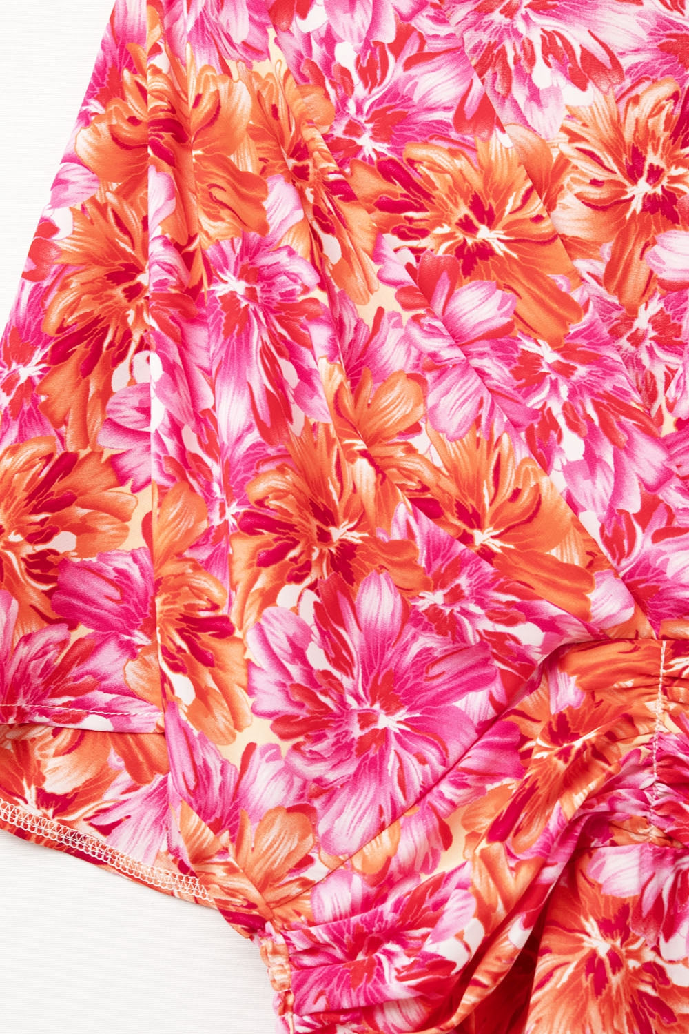 Vestido com estampado floral em tons de rosa laranja e vermelho