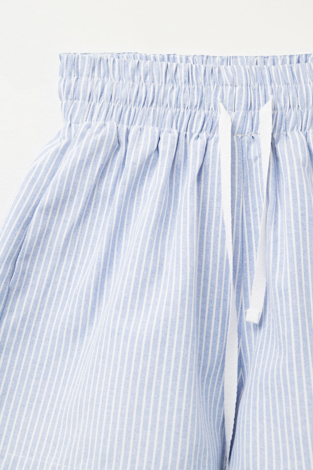 Shorts com listras e cordões no cós