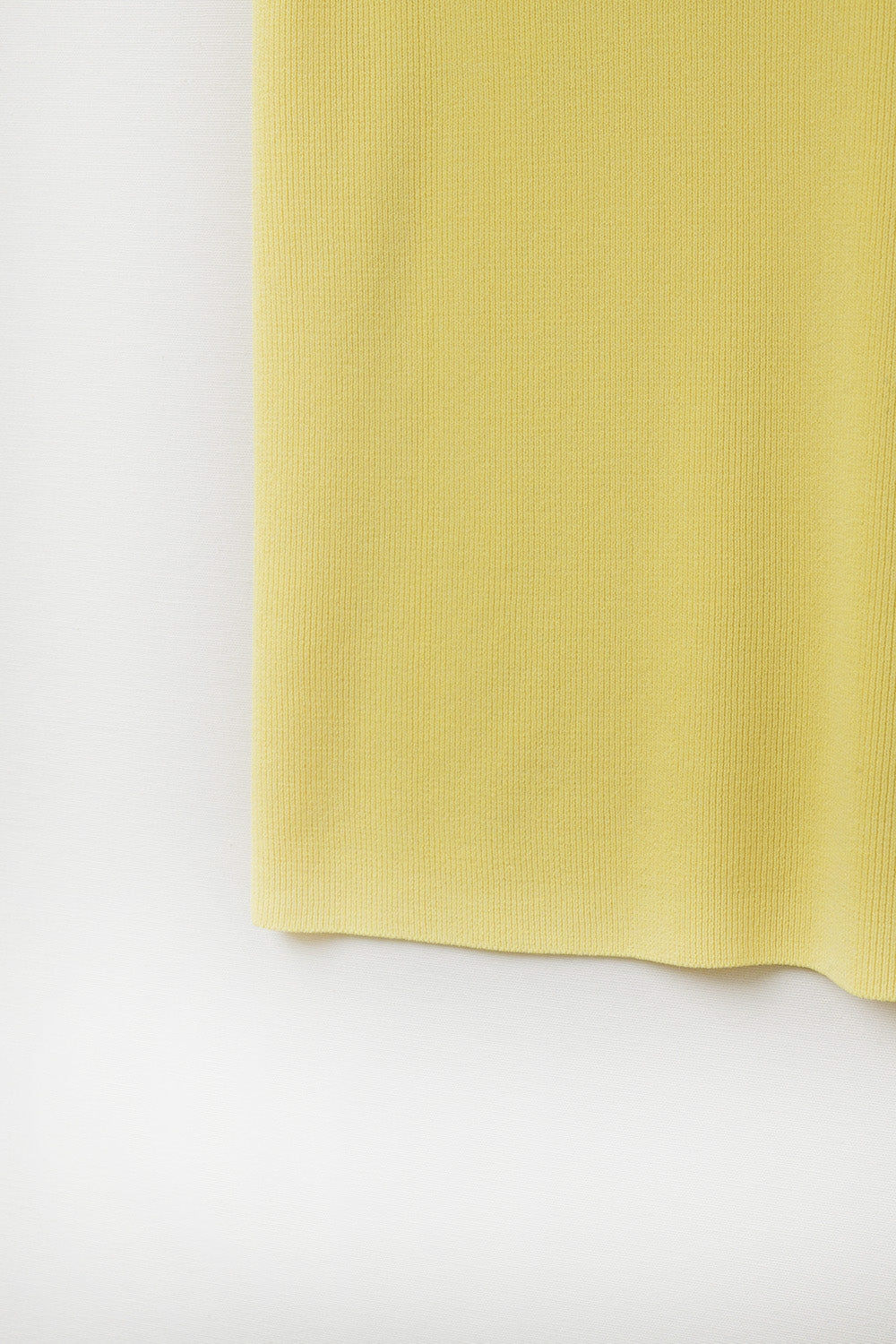 Top amarelo sem mangas de malha fina com decote em V