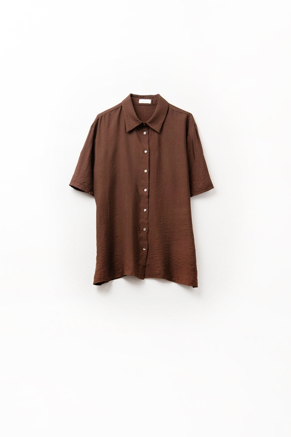 Camisa castanha chocolate com mangas curtas e pregas na manga