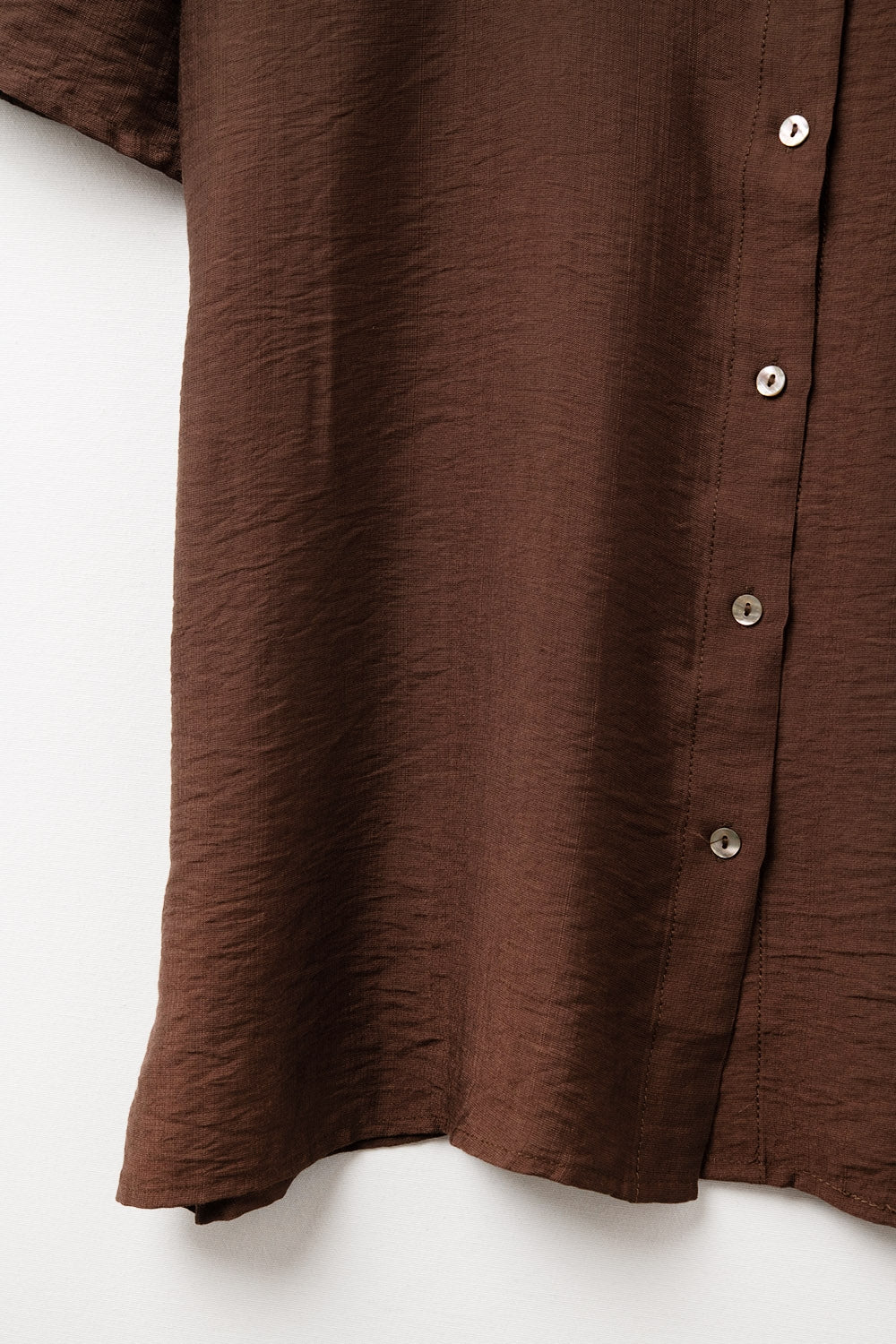 Camisa castanha chocolate com mangas curtas e pregas na manga