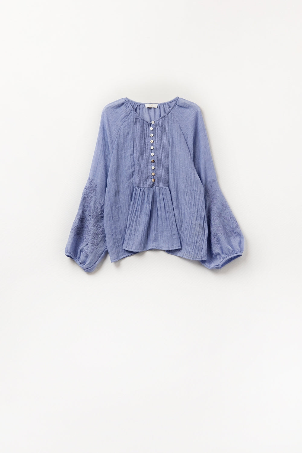Blusa de chiffon azul com bordados nas mangas