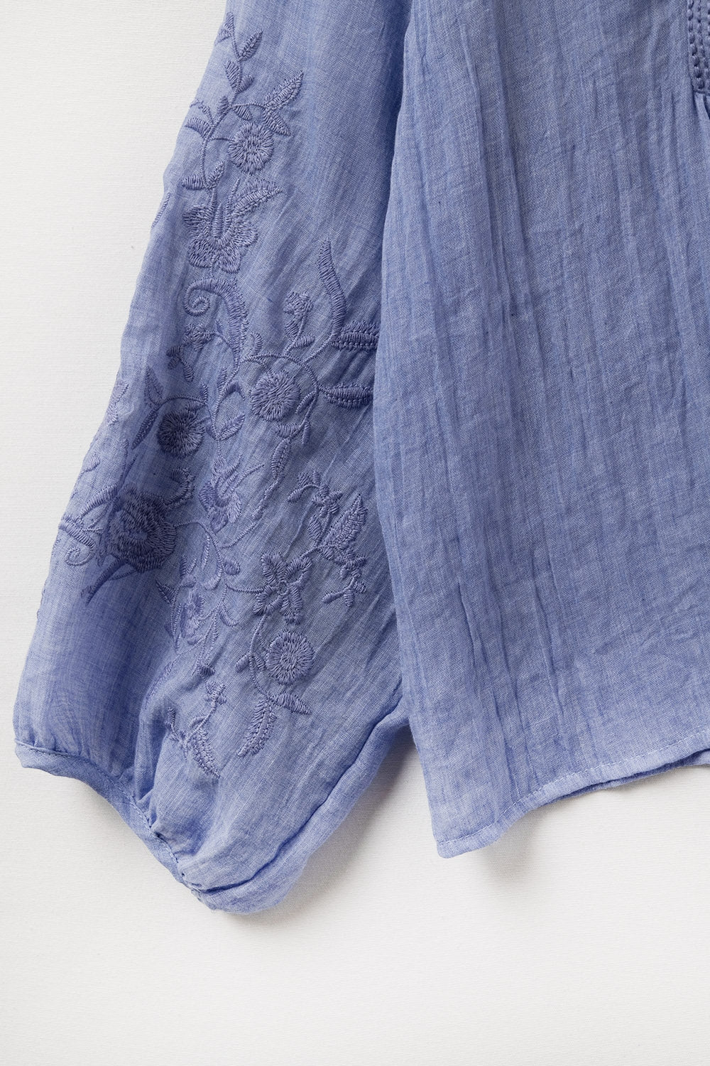 Blusa de chiffon azul com bordados nas mangas