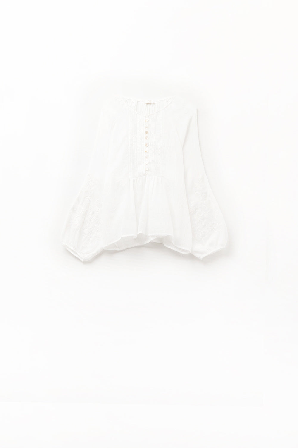 blusa de chiffon branca com bordados nas mangas