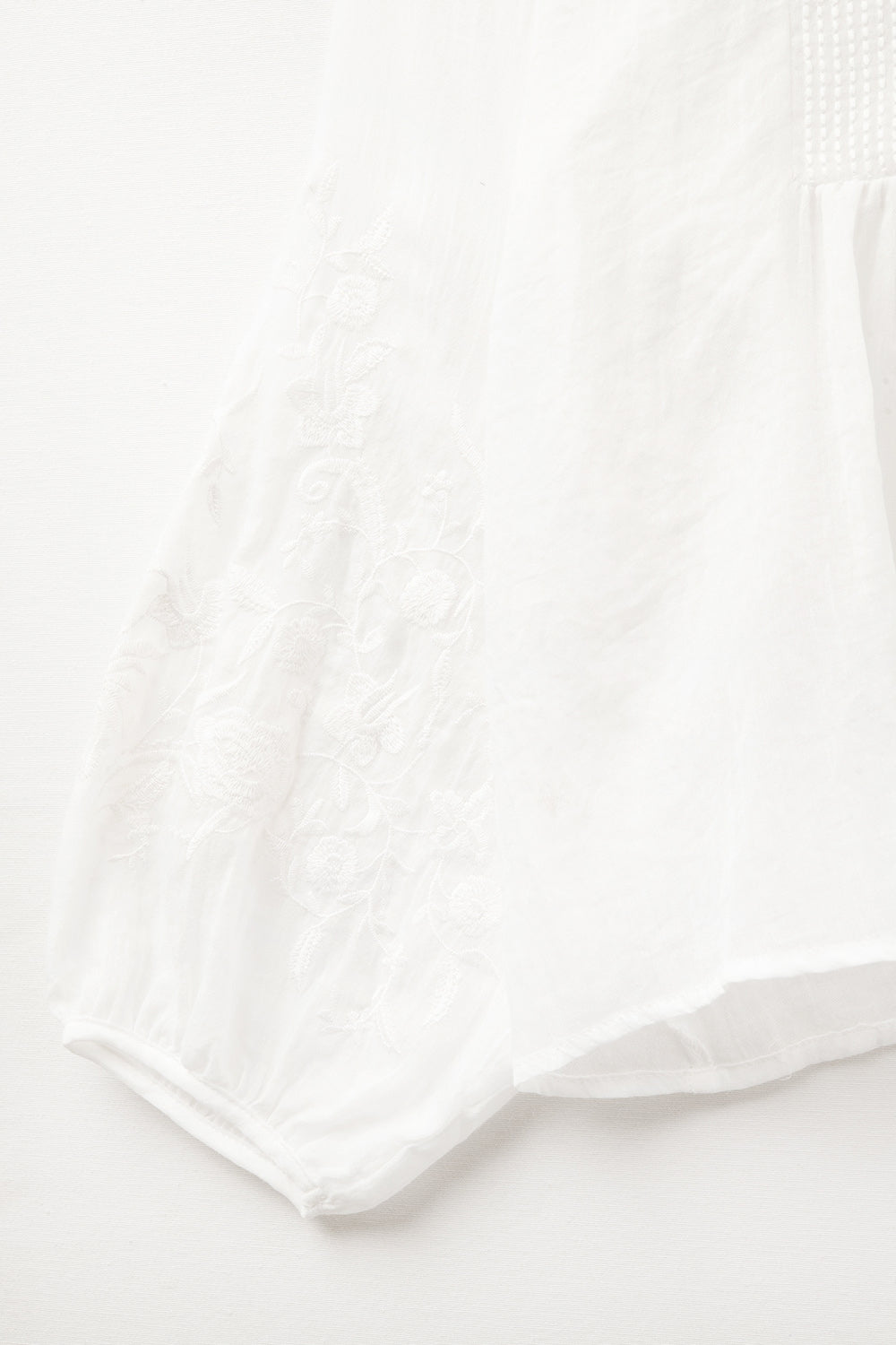 blusa de chiffon branca com bordados nas mangas