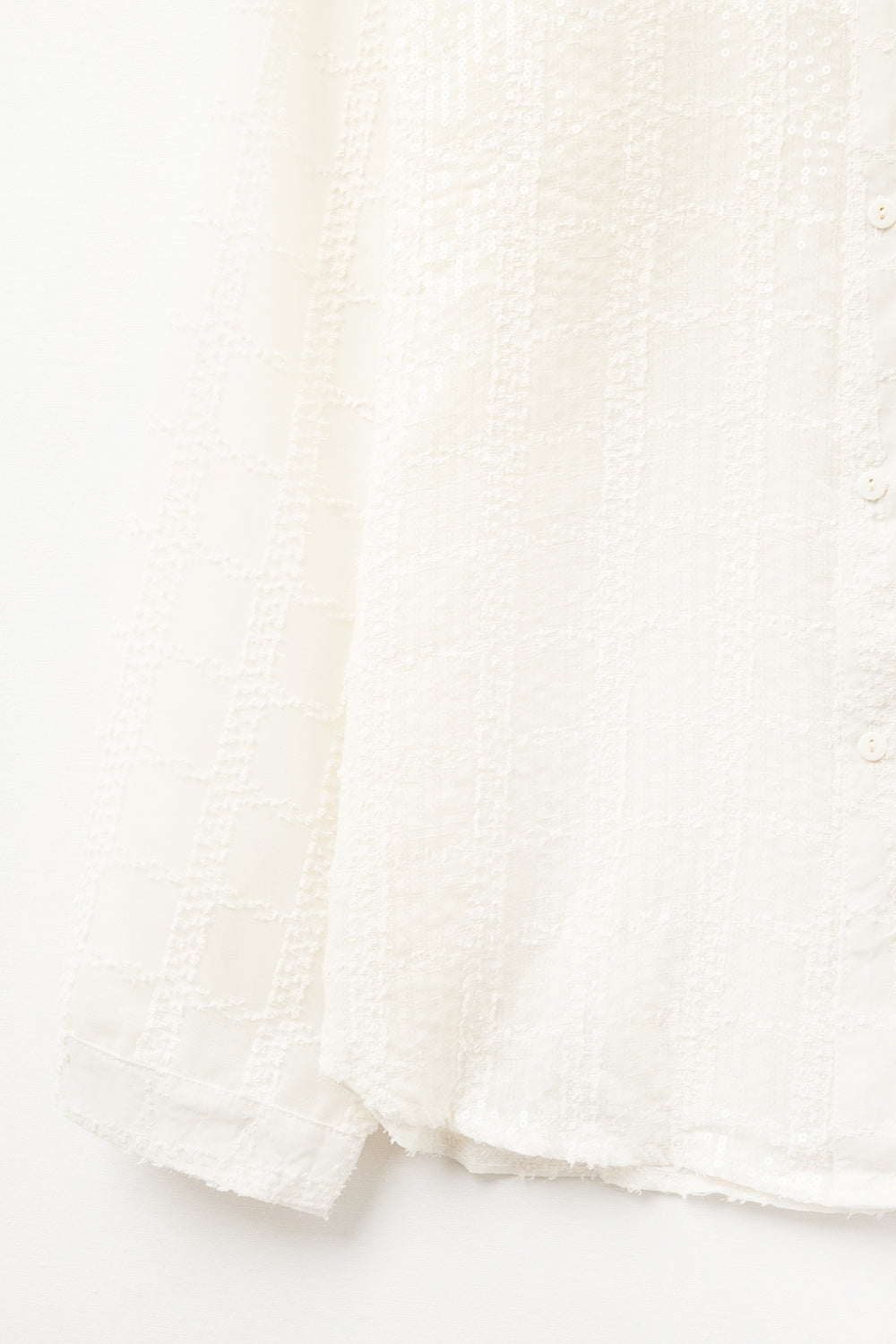 camisa de chiffon bege com pormenor de lantejoulas