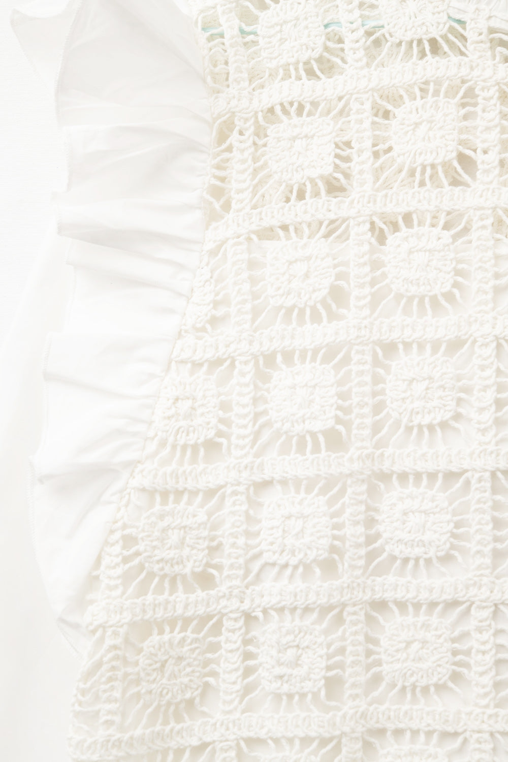 Top branco em croché com folhos e mangas compridas