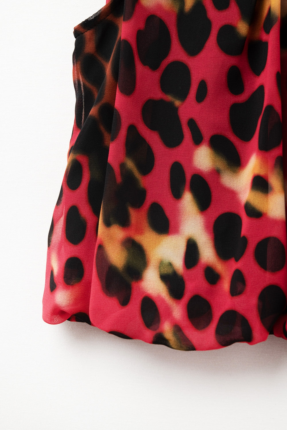 Top com pregas e estampado animal em vermelho e preto
