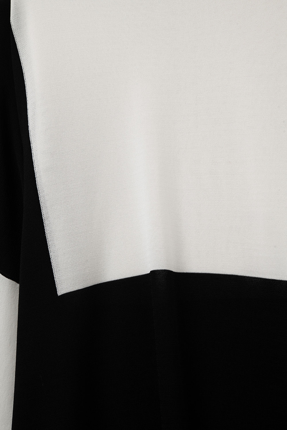 Camisola com asas de morcego em blocos de cores Branco e preto