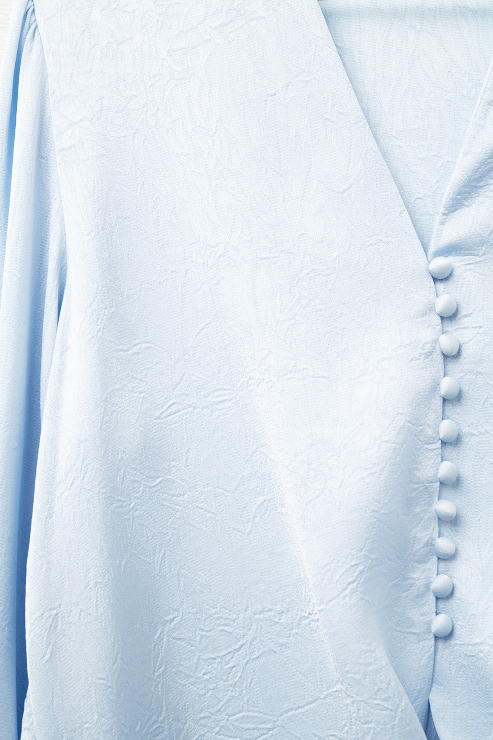 Camisa Cropped com Botões em Azul com Detalhe de Nó