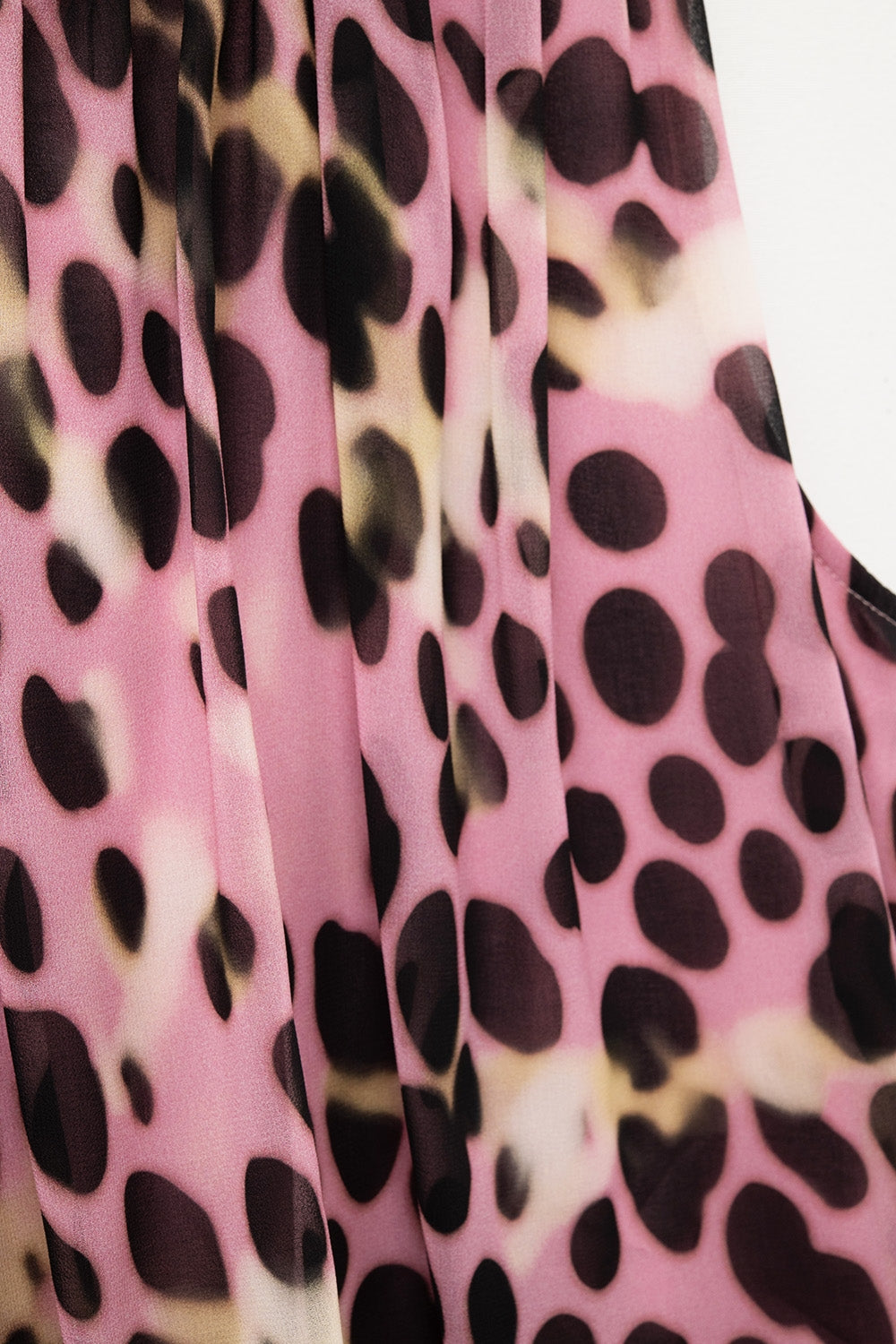 Top com pregas e estampado animal em rosa e castanho