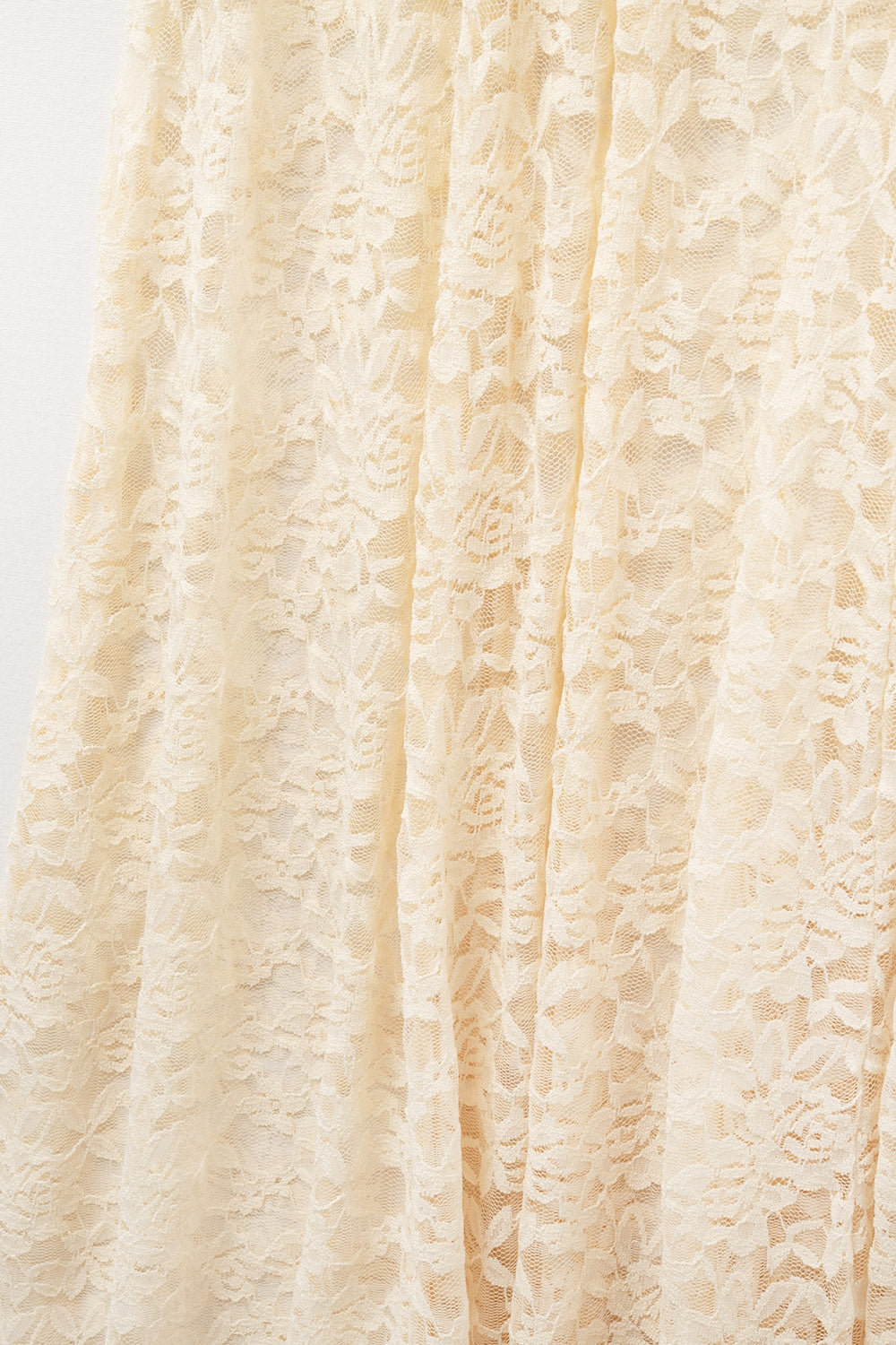 Saia longa de renda bege com design floral