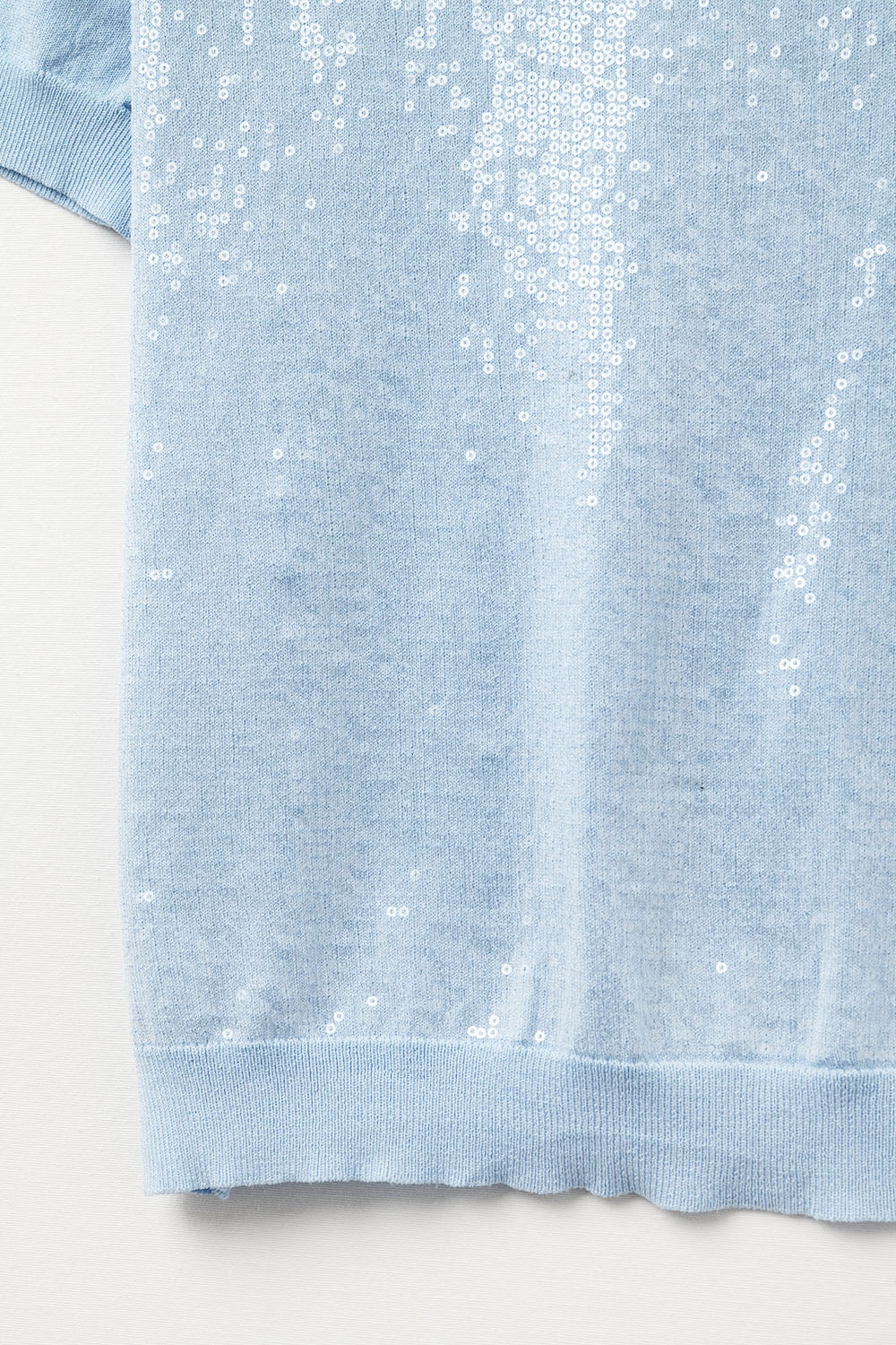 Camisola de lantejoulas azul bebé com gola redonda