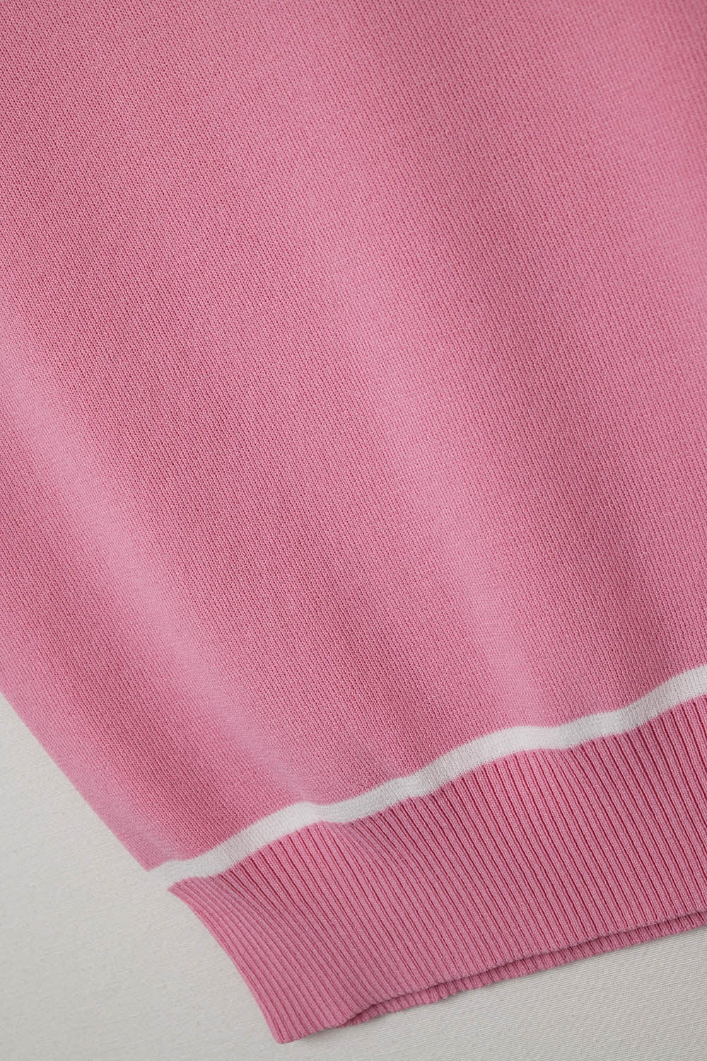 Suéter Sem Mangas em Rosa com Detalhe de Linhas Brancas