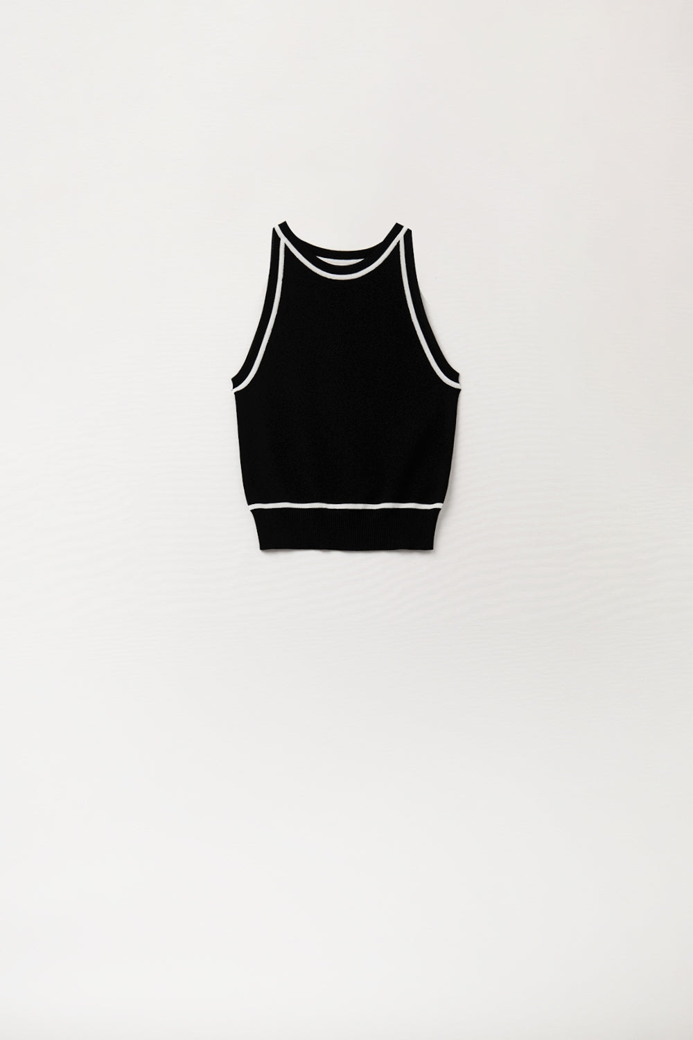Camisola sem mangas em preto com detalhes em linhas brancas