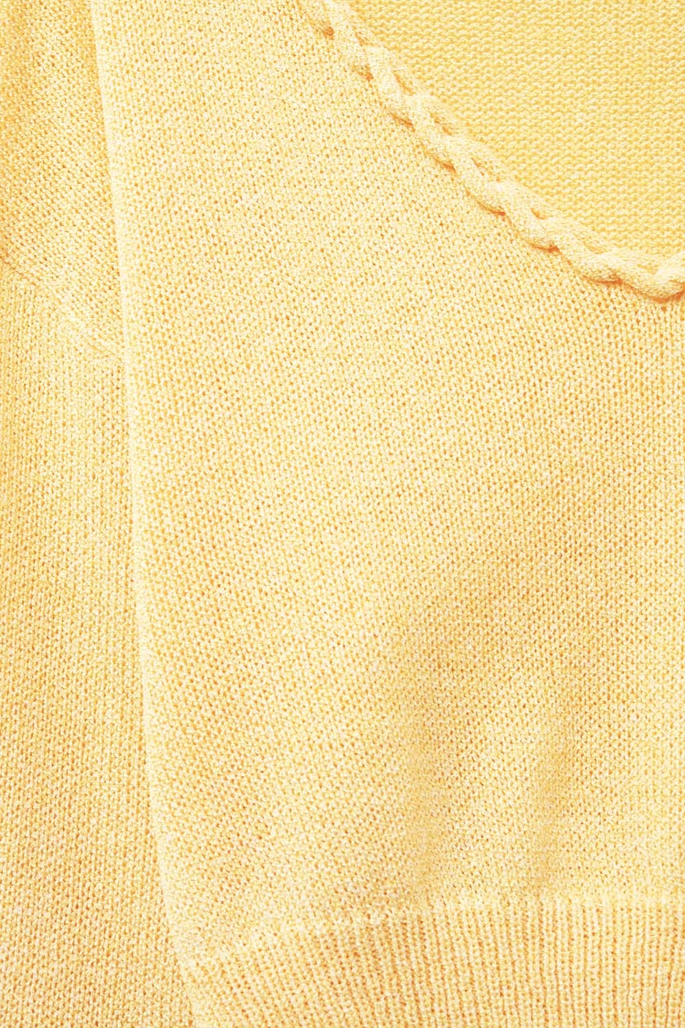 Top curto amarelo com decote em V e manga comprida