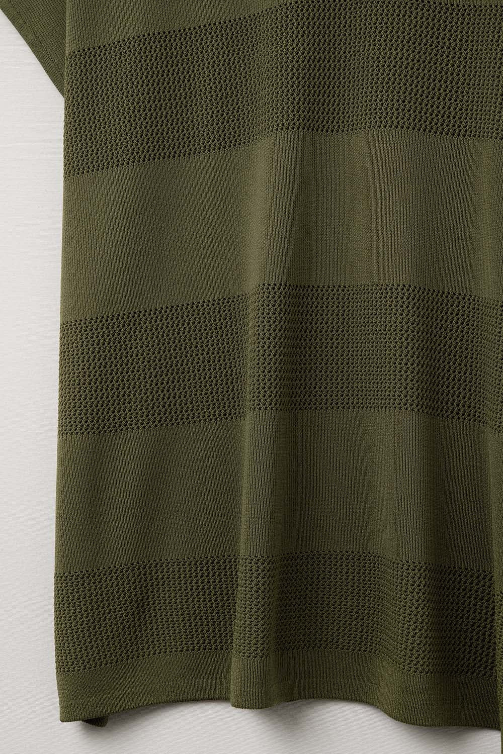 Camisola de malha cáqui com decote em V e pormenor de ponto aberto