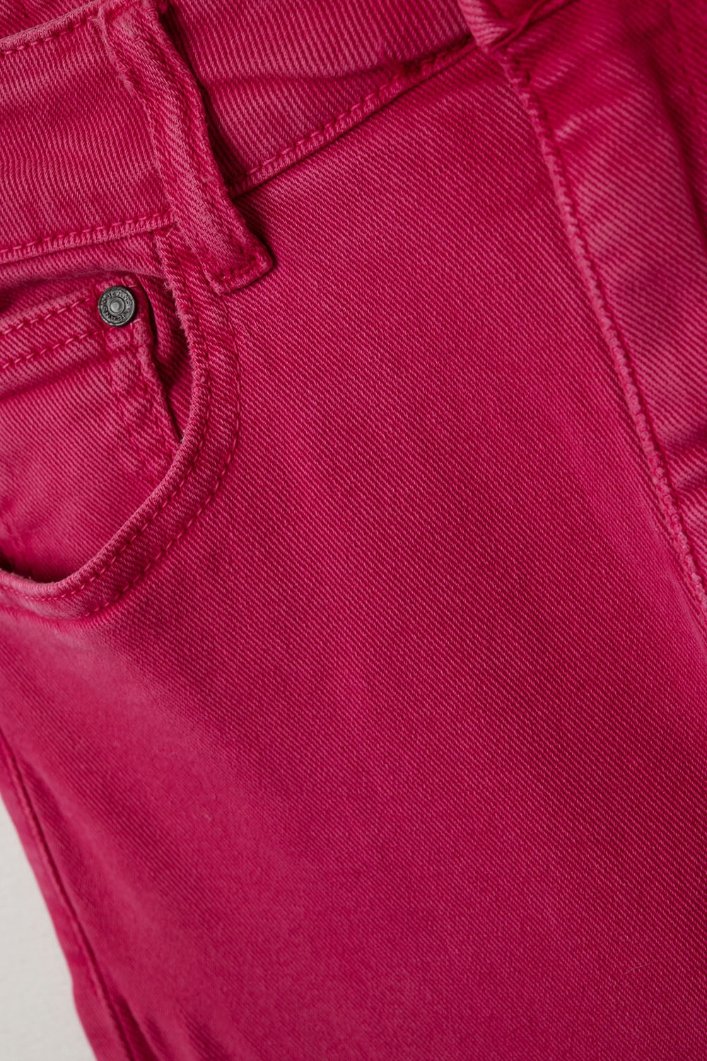 Calças de perna direita com bainha cortada em magenta