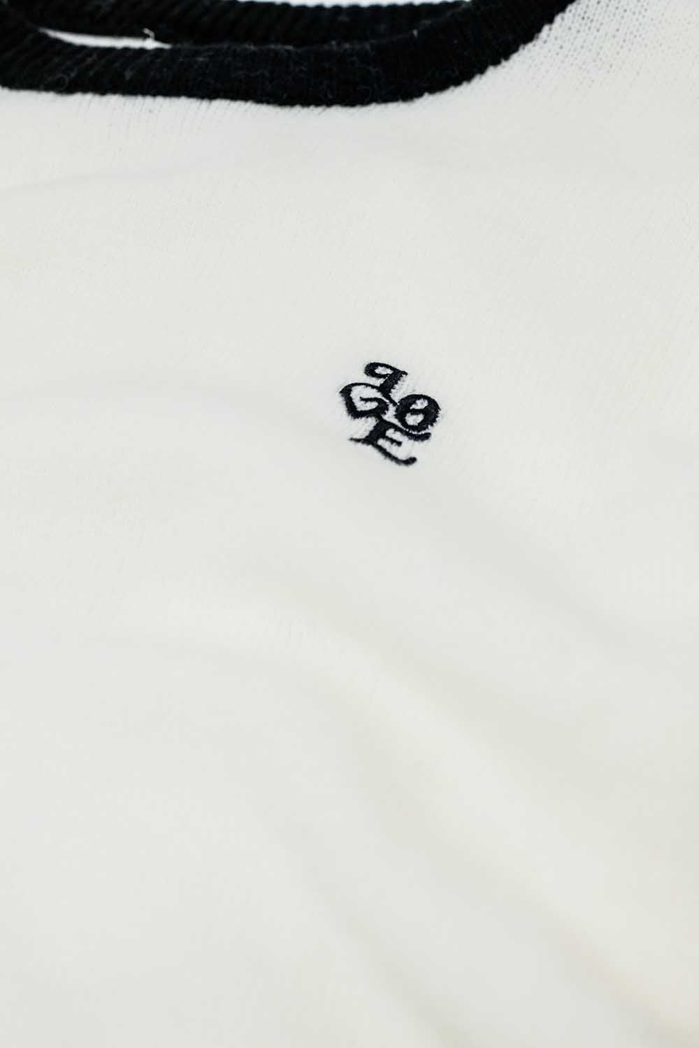 Suéter branco com gola contrastante e logo de amor no peito