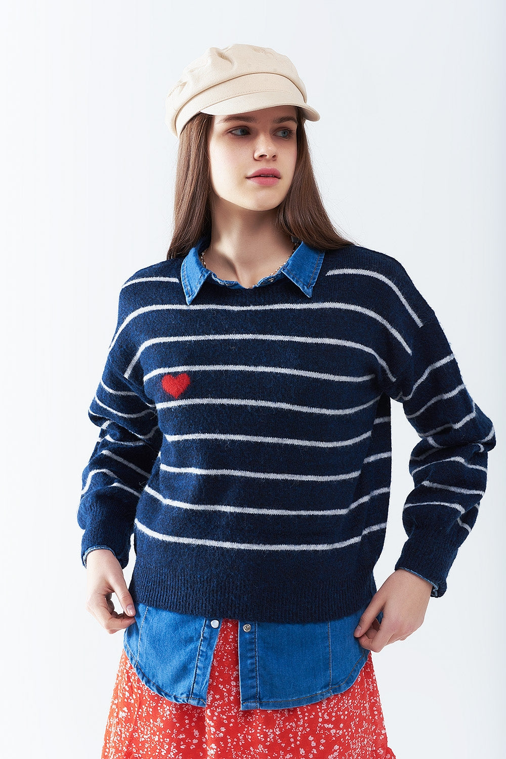 Suéter listrado azul com detalhe de coração vermelho