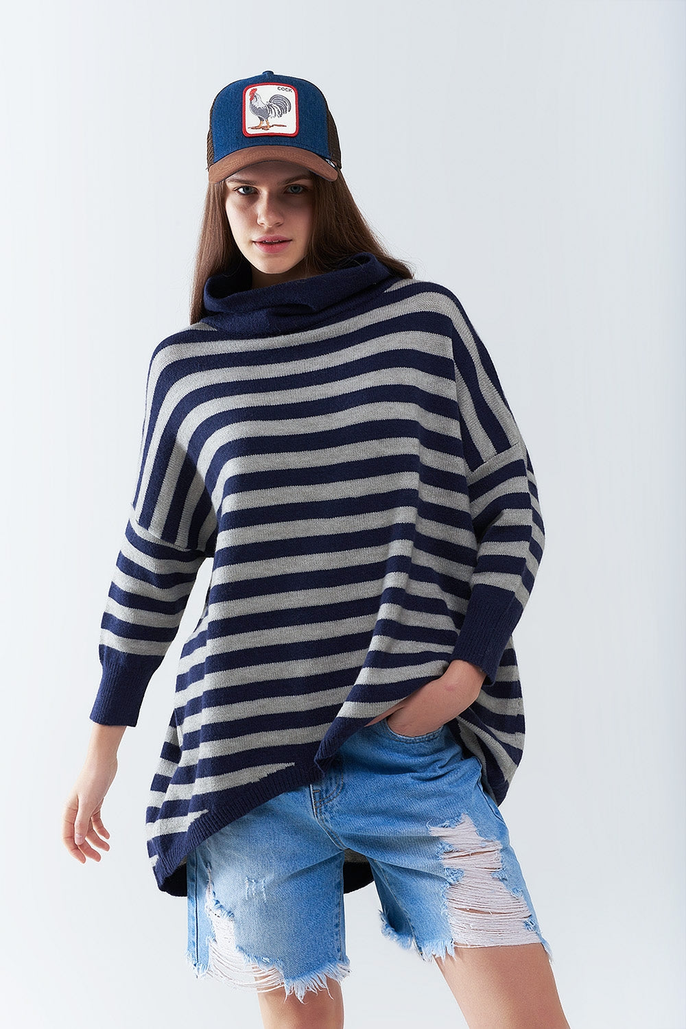 Suéter oversized de gola alta com asas de morcego e listras em azul marinho e cinza