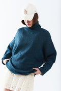 Suéter oversized em azul-petróleo com gola alta e mangas soltas