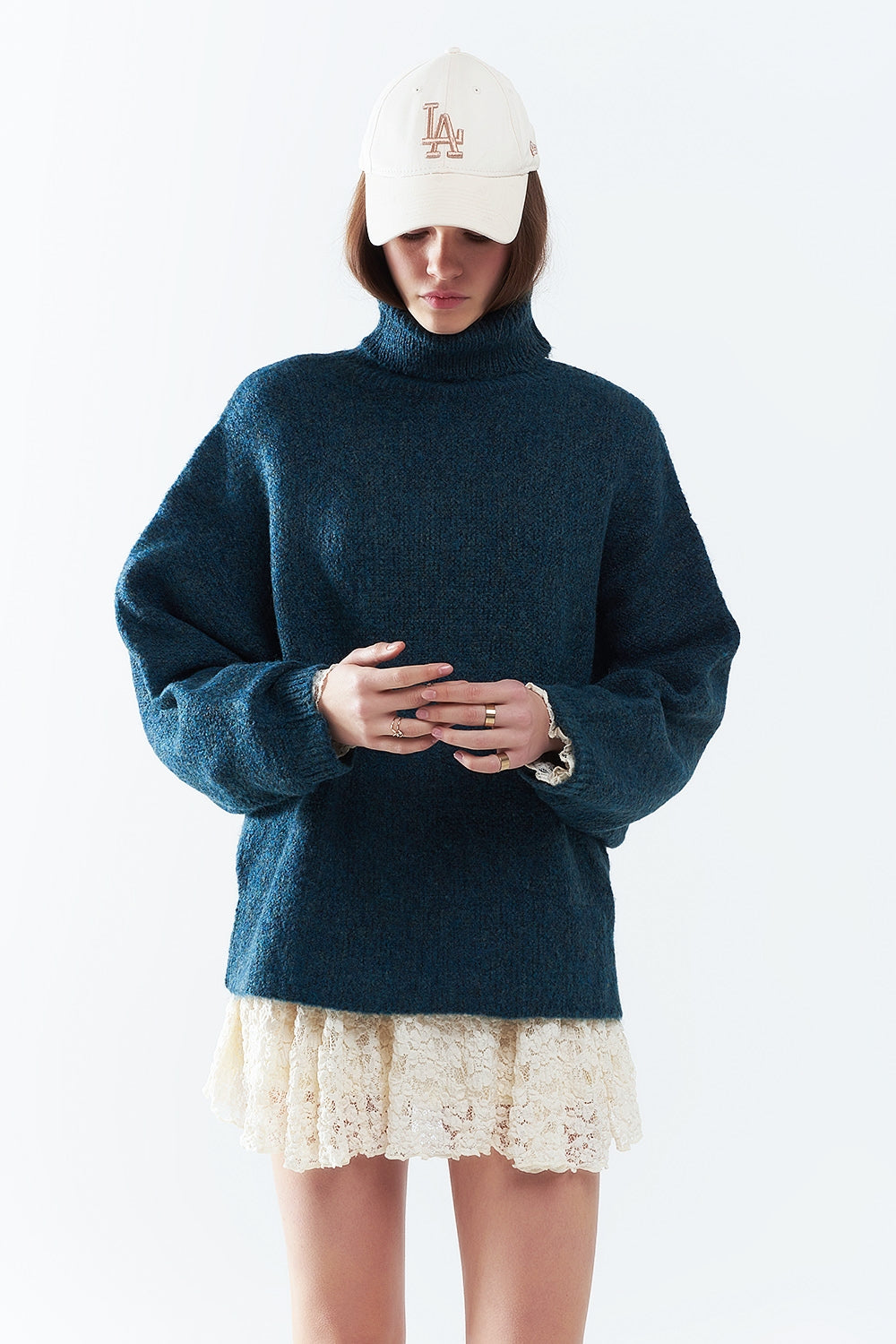 Suéter oversized em azul-petróleo com gola alta e mangas soltas