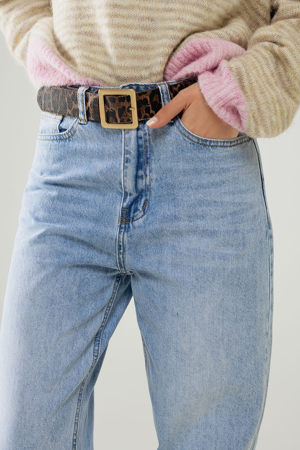 Jeans de cintura alta e perna reta com lavagem clara