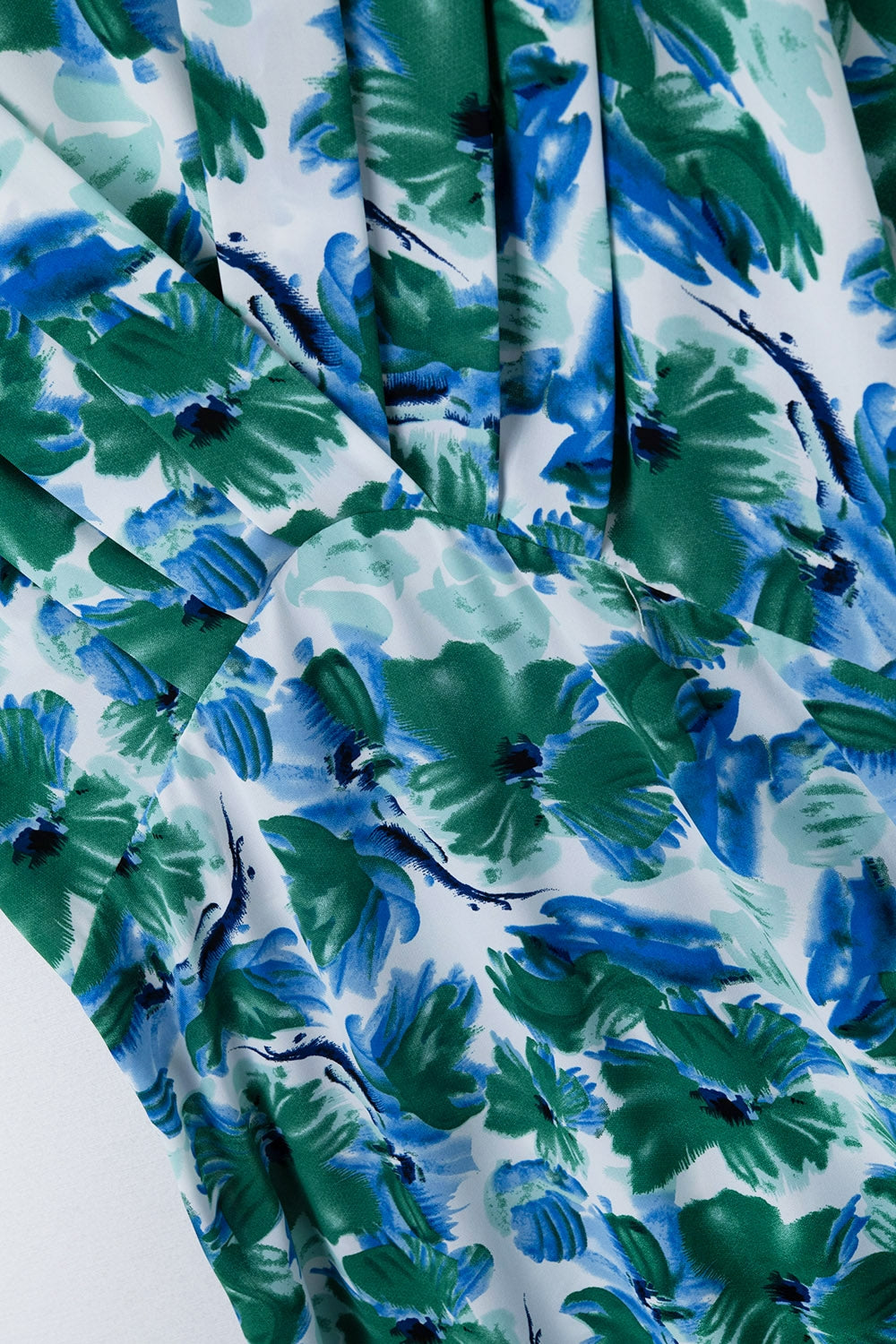 Vestido maxi com estampa floral em tecido de cetim com mangas caídas