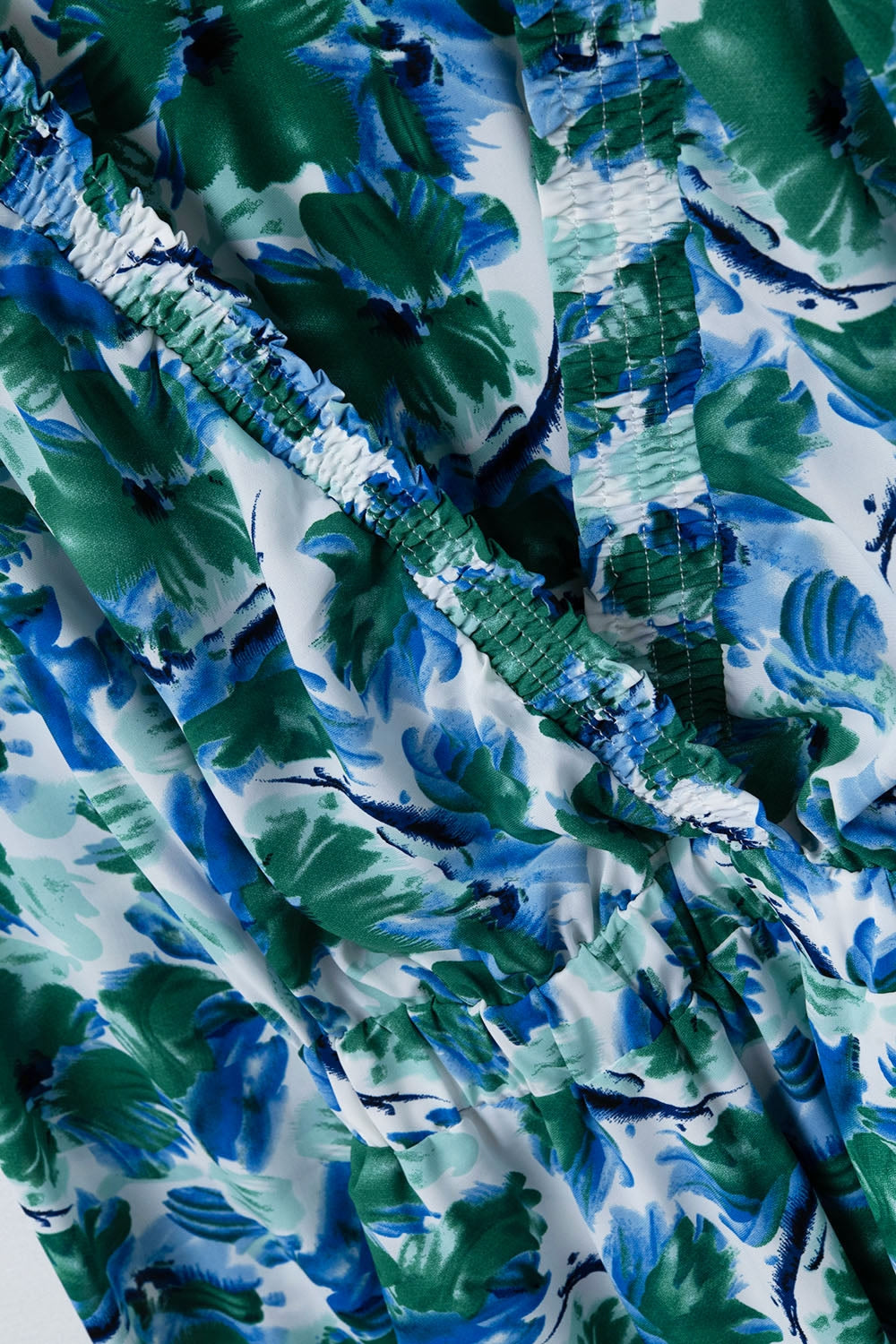 vestido curto com decote em V largo e estampa floral