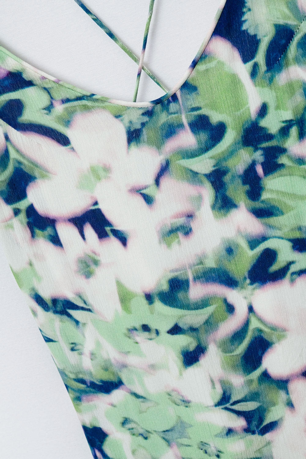 vestido comprido verde com estampado floral e decote largo nas costas