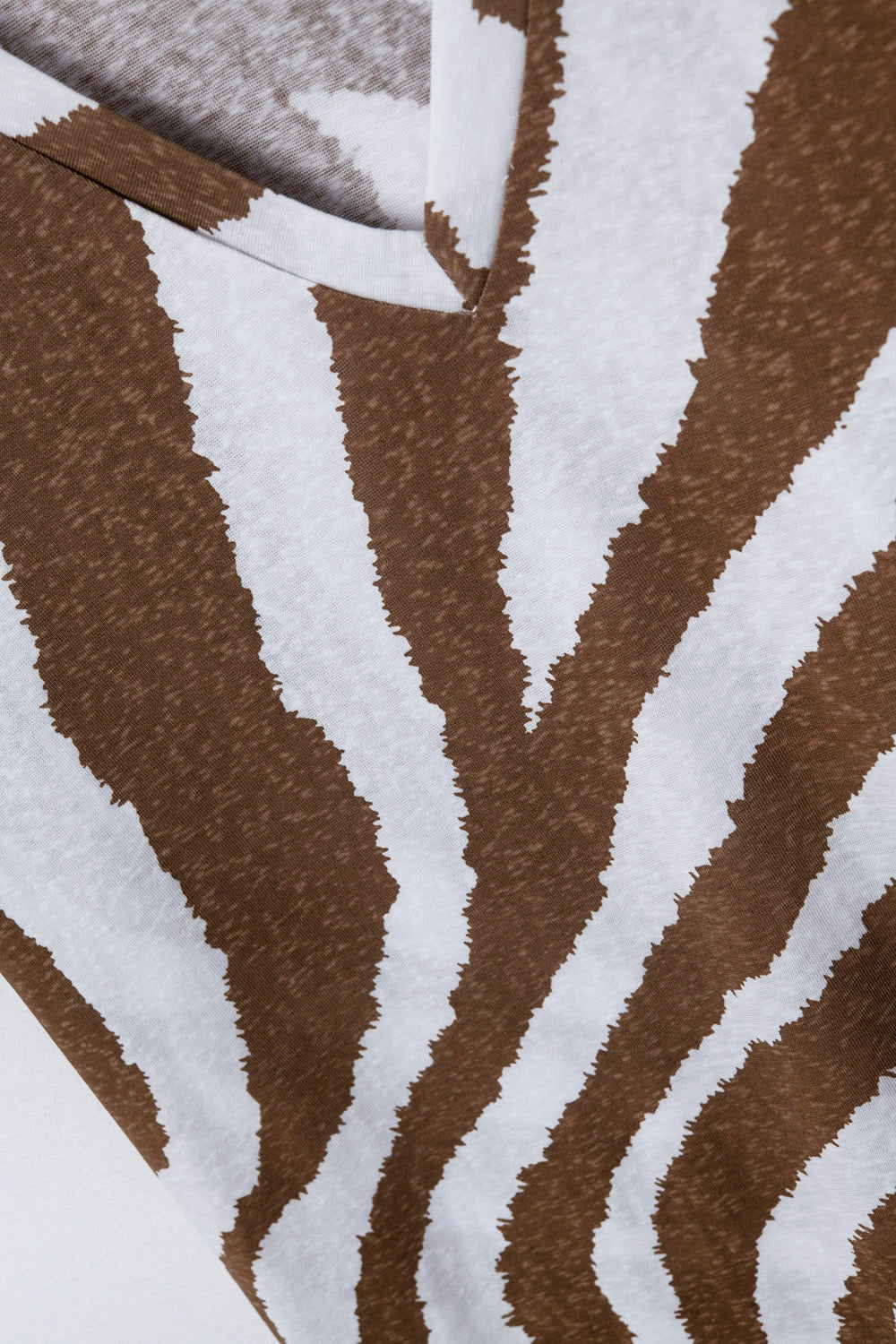 T-shirt com decote em V e estampado de zebra camel