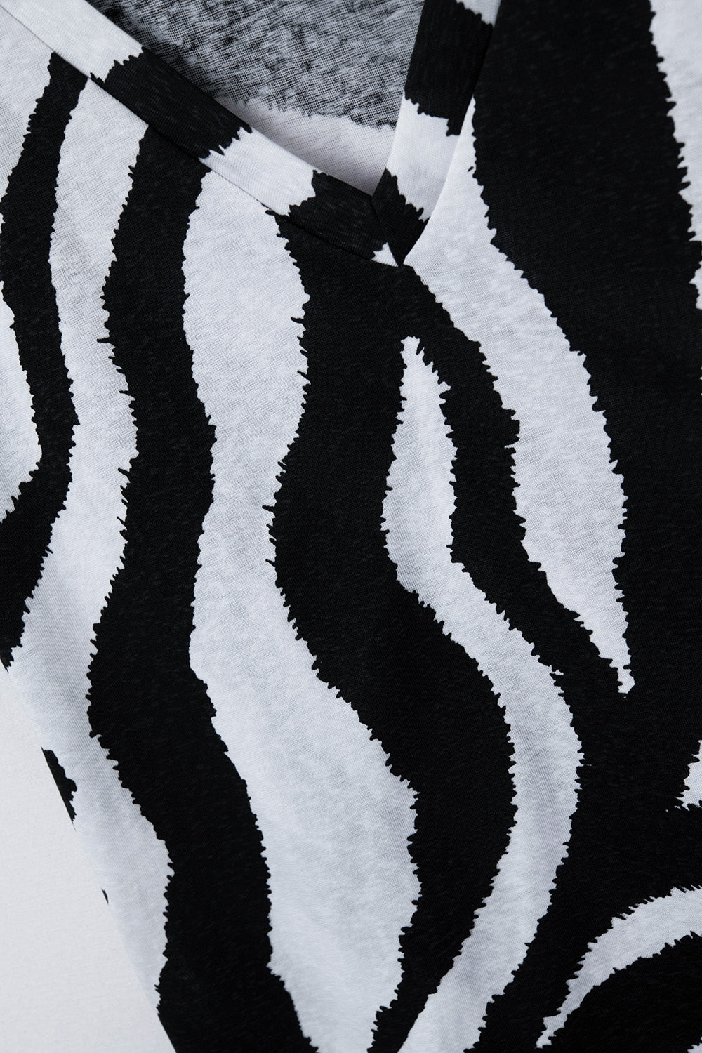 T-shirt com decote em V e estampado de zebra preto