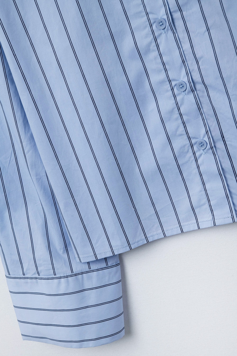 camisa de popelina às riscas azuis